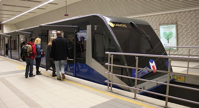 У Стамбулі за проїзд в метро можна розплатитися… сміттям!