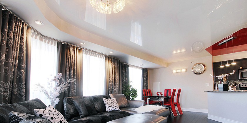 0-stretch-ceiling-in-interior-design-white-glossy-living-room