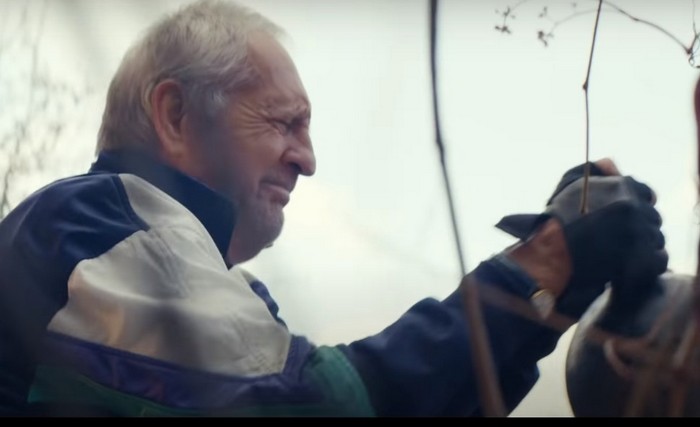 Дідусь, який щодня мордує себе вправами з гирею. Він стогне, крекче під час занять, викликаючи подив у своїх сусідів