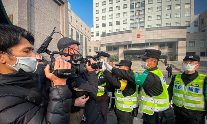 У Шанхаї засудили блогера за репортажі про COVID-19 (ВІДЕО)