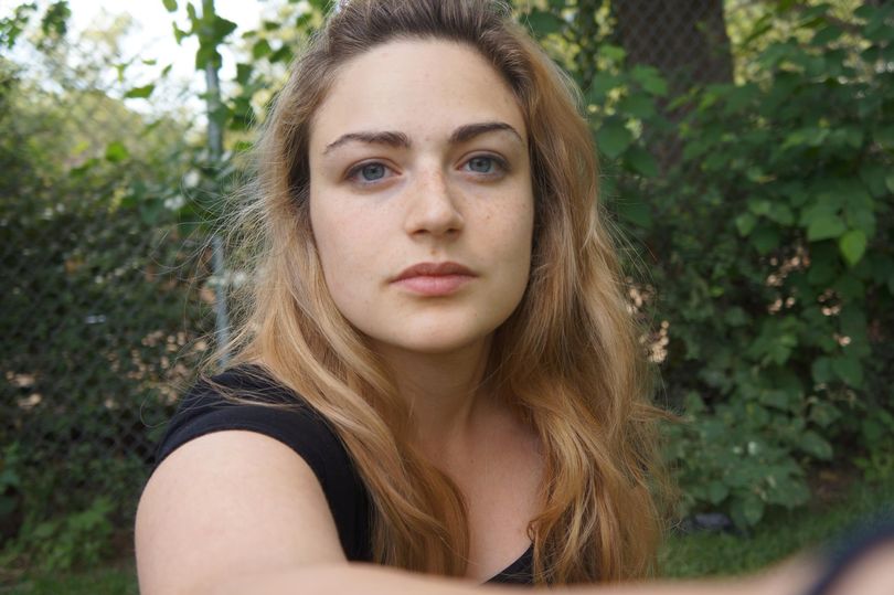 Дівчина перестала видаляти волосся на обличчі. Через рік вона розповіла, як це змінило її життя (ФОТО)