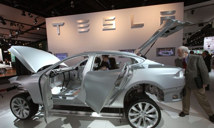 Компанія Tesla потрапила під шквал критики в Китаї після скандального інциденту на автосалоні