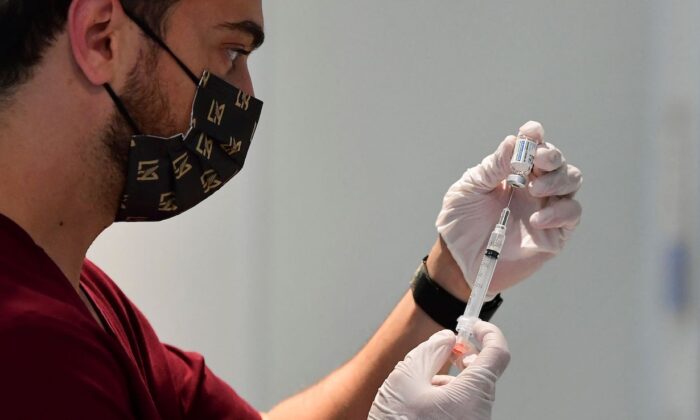 CDC повідомляє, що 4115 людей були госпіталізовані або померли від COVID-19 після вакцинації в США