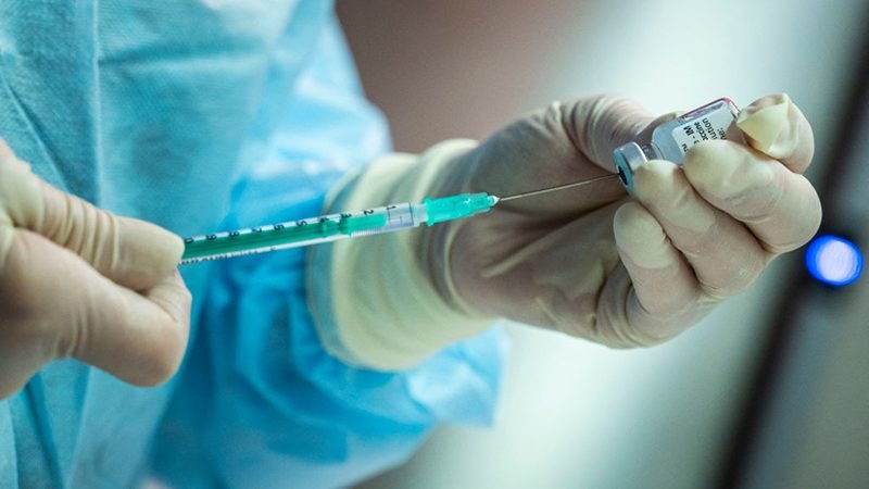 12-летние в инвалидном кресле после вакцинации Pfizer: мать описывает крайние реакции на вакцину от короны (ВИДЕО)