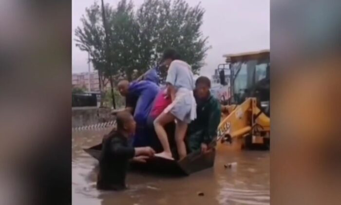 Дві дамби зруйнувалися в китайському регіоні Внутрішня Монголія після проливного дощу, понад 16000 людей постраждали (ВІДЕО)