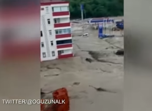 В Турции вслед за пожарами начались наводнения (ВИДЕО)