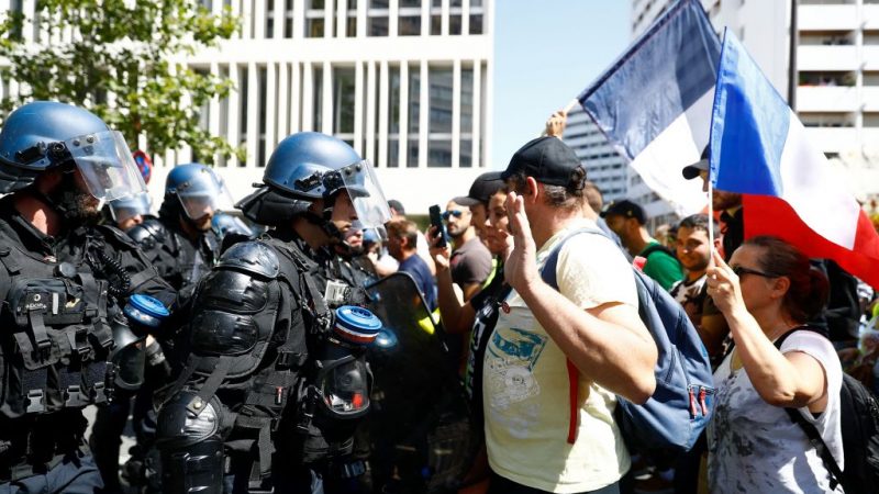 Французы пятую субботу подряд протестуют против санитарных мер