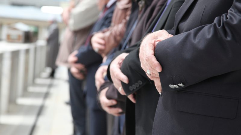 Вход на похороны запрещён. В Германии члены клана избили начальника кладбища