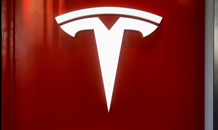 Производство электрического пикапа Tesla Cybertruck отложено до следующего года