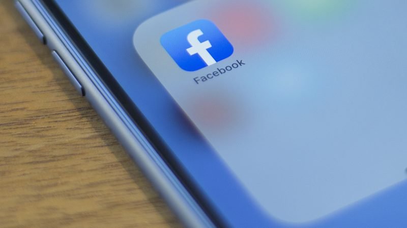Пользователям Facebook разрешили делиться советами, как нелегально пересечь границы