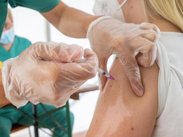 В Германии регистрируют всё большее число заражений COVID-19 полностью вакцинированных