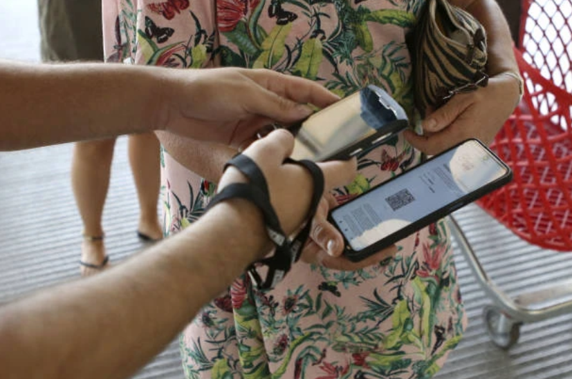 В Петербурге появился новый вид вакансий — контролёр QR-кодов
