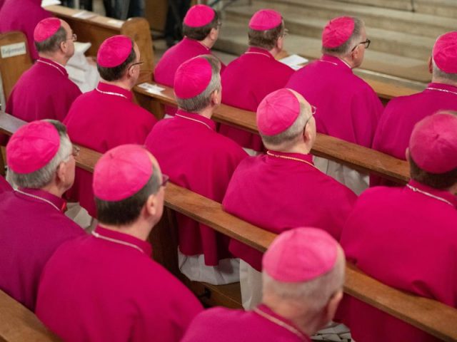 Французькі єпископи піддавали сексуальному насильству приблизно 216 000 неповнолітніх: розслідування (ВІДЕО)