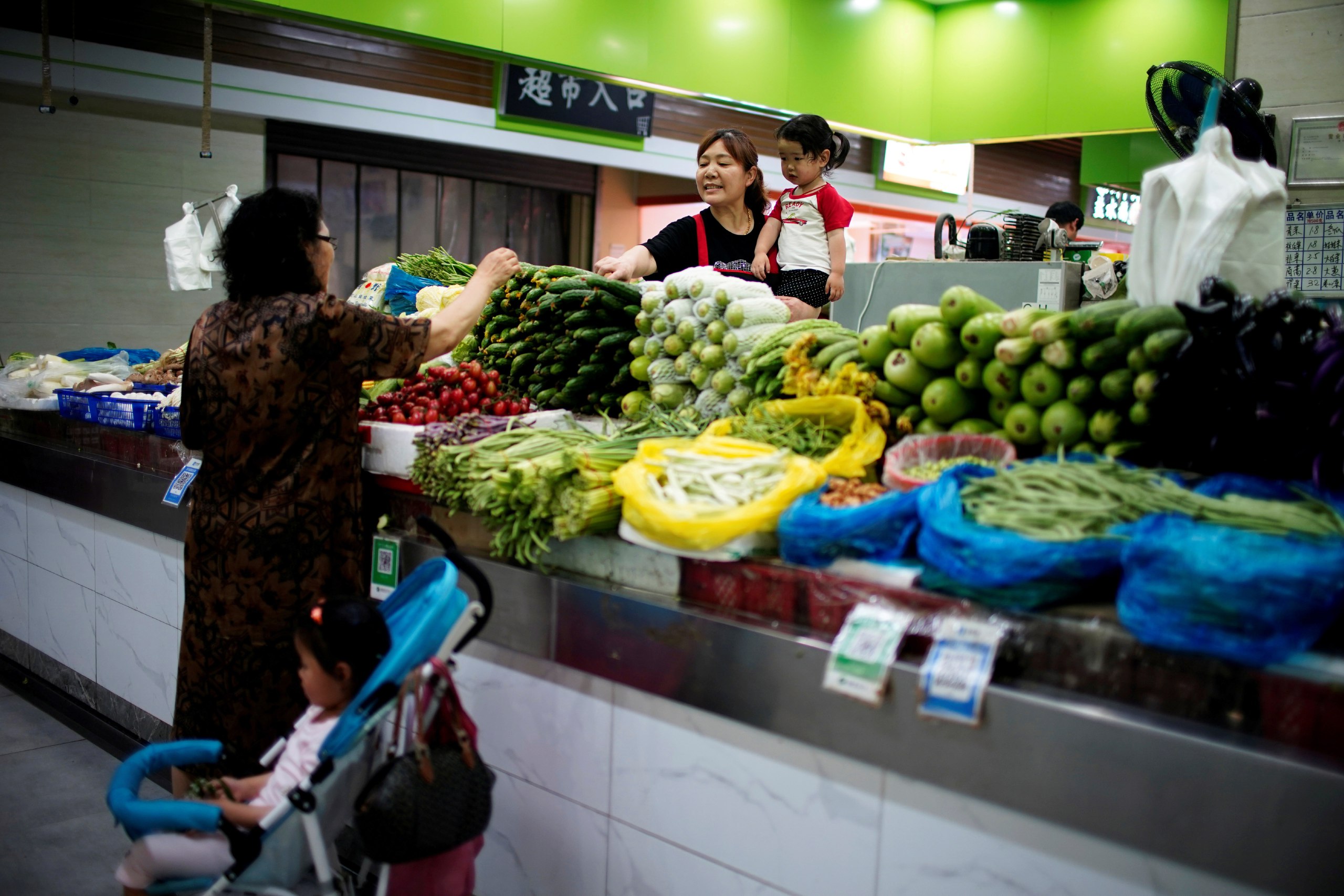 В Китаї закликають запасатися продуктами