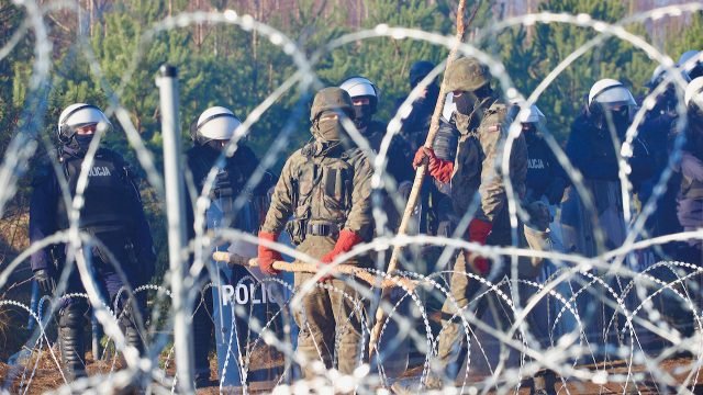 Білорусь шантажує Європу мігрантами: “Візьміть дітей, обійміть їх, виглядайте брудними та втомленими” (ВІДЕО)
