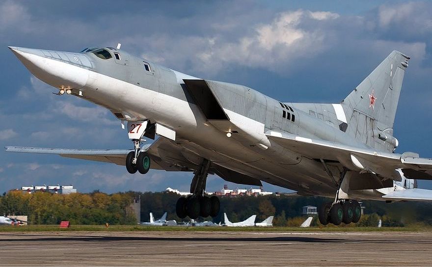 Росія відправила до Білорусі стратегічні бомбардувальники та загрожує ЄС у разі міграційної кризи