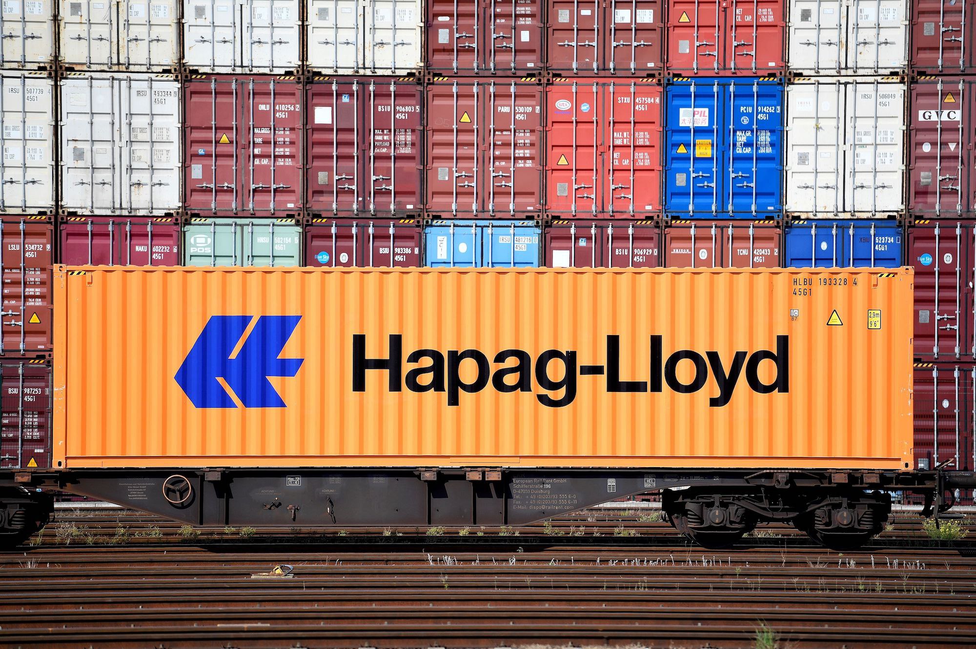 Прибыль судоходной компании Hapag-Lloyd выросла в десять раз, поскольку сокращение предложения приводит к резкому росту тарифов на перевозку
