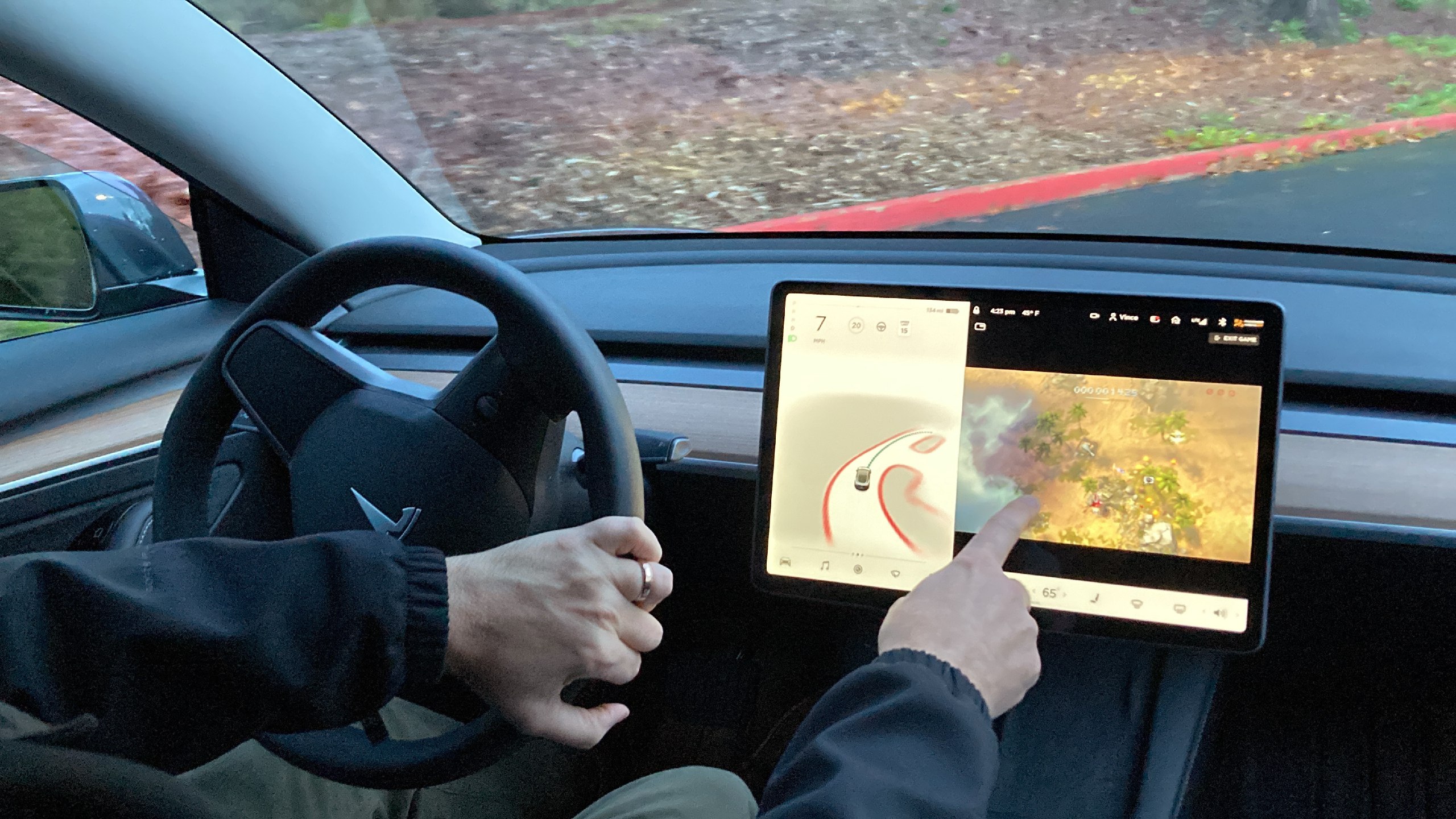 Tesla запретит игры на информационно-развлекательных экранах в движущихся автомобилях