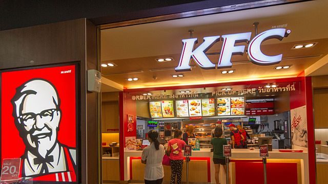 Англия: в своей коробке с наггетсами KFC женщина обнаружила куриную голову