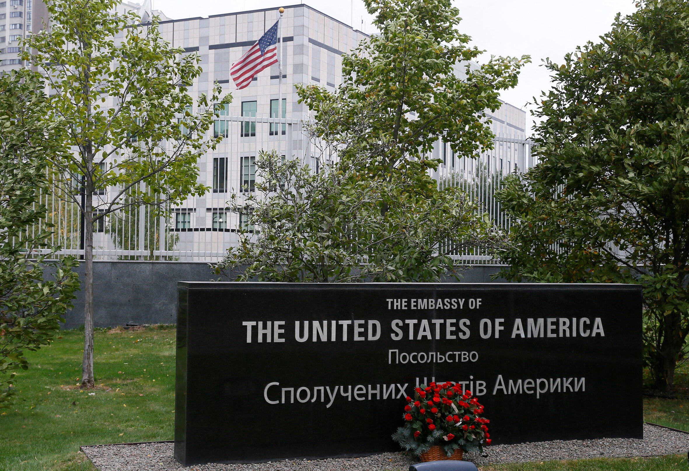 США наказує сім’ям співробітників посольства США залишити Київ