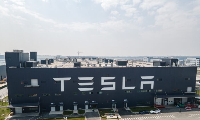 Tesla подает в суд на китайского автомобильного блогера за клевету