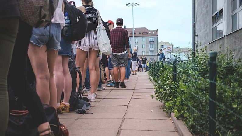 Лондон: 160 фунтов в день заработок за стояние в очереди