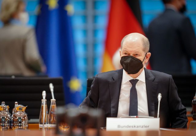 Шольц заявив, що Німеччина не збирається постачати зброю в Україну