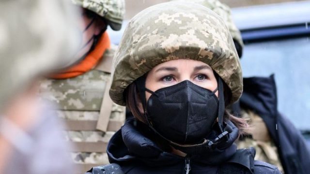 Східна Україна: Бербок у касці та бронежилеті на передовій