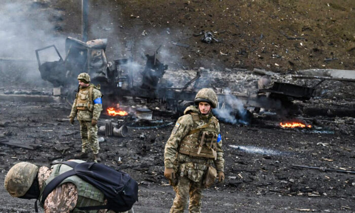 Світова спільнота ввела нові санкції проти Росії, а у Києві на вулицях спалахнули військові сутички