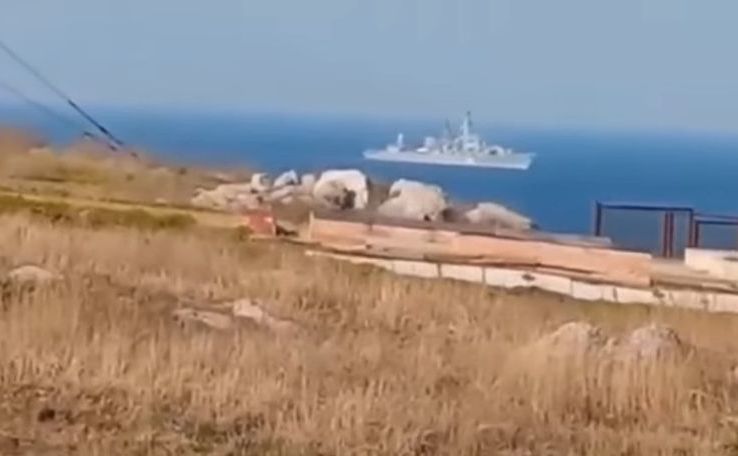 Украина сообщает, что солдаты, охраняющие Змеиный остров, живы. Но они были захвачены русскими