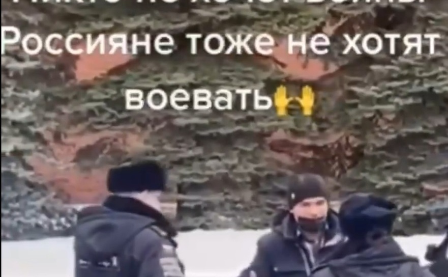 Російський протестувальник – поліцейському: Там бомблять людей! Там мої сестри і мама! Знаєш, що таке смерть?