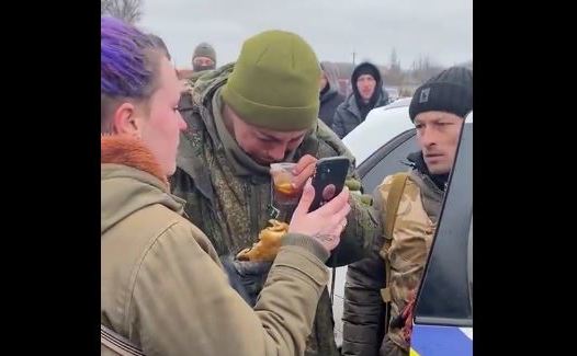 Российский солдат, который якобы сдался украинцам, расплакался, когда его кормили местные жители в Новом Буге