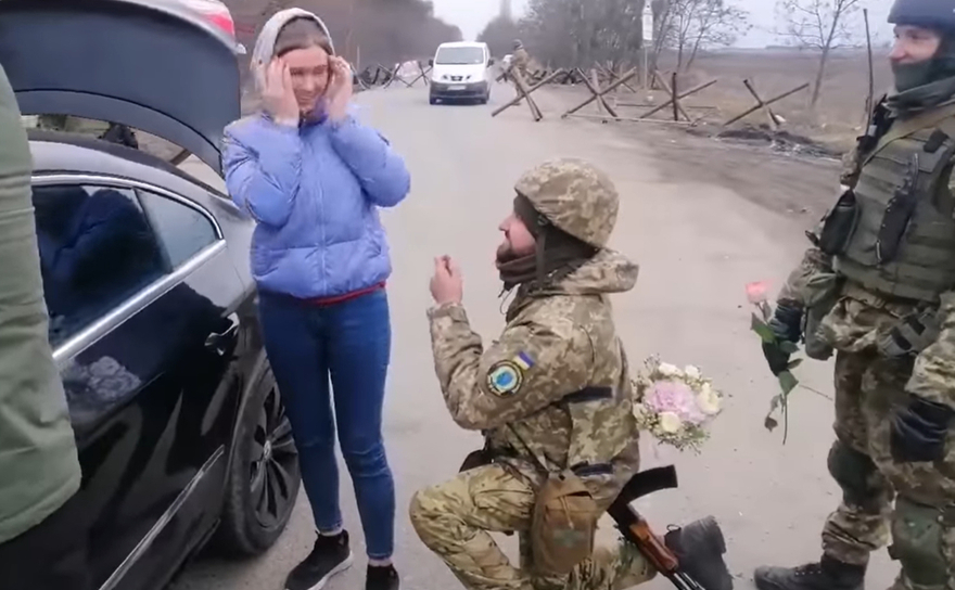 Кохання сильніше за війну. Дівчині зробили пропозицію просто на блокпосту