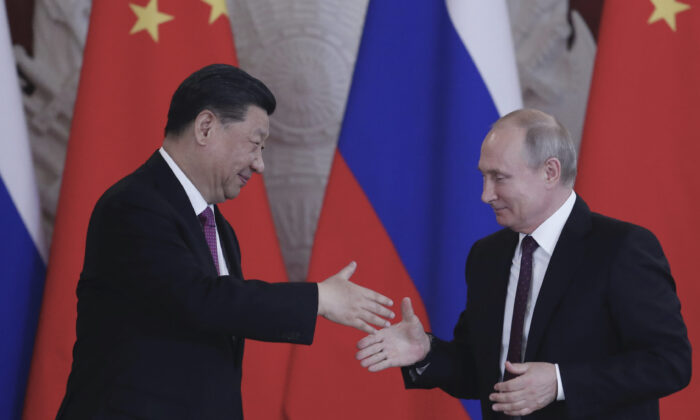 Америка оказалась между Россией и Китаем на внешнем фронте и левыми течениями на внутреннем