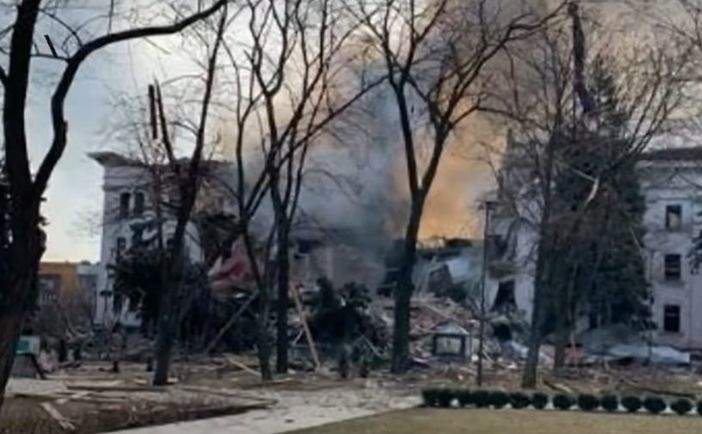Погибли не менее 300 человек при взрыве в Драматическом театре в Мариуполе