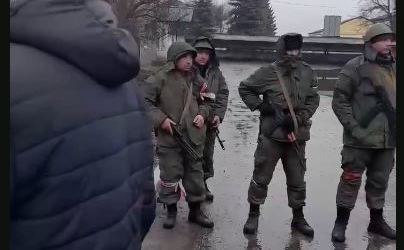 Сотни российских солдат присоединяются к Украине против вторжения Путина