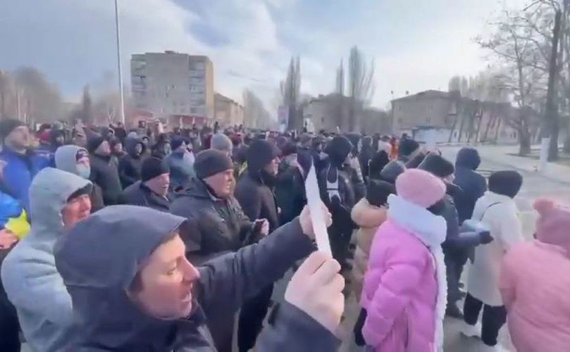 «Свободу мэру!»: тысячи украинцев на улицах Мелитополя требуют освобождения похищенного мэра