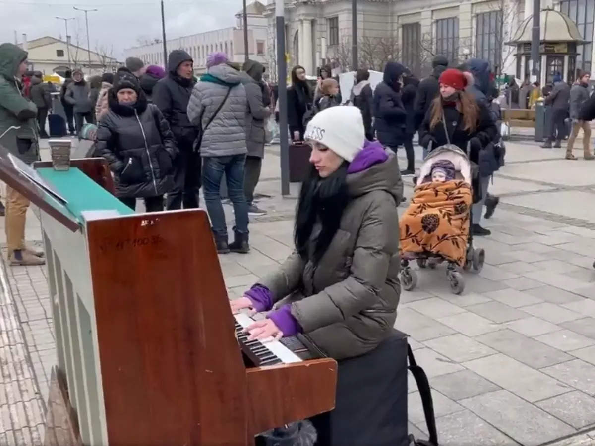 Українська піаністка виконала для біженців на вокзалі “What a Wonderful World”