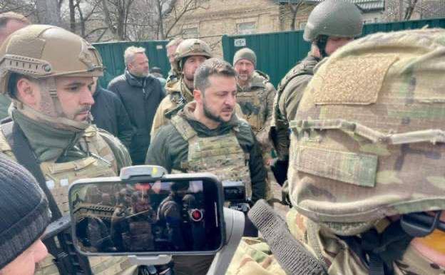 Зеленский приехал в Бучу, чтобы пообщаться с выжившими после русской резни