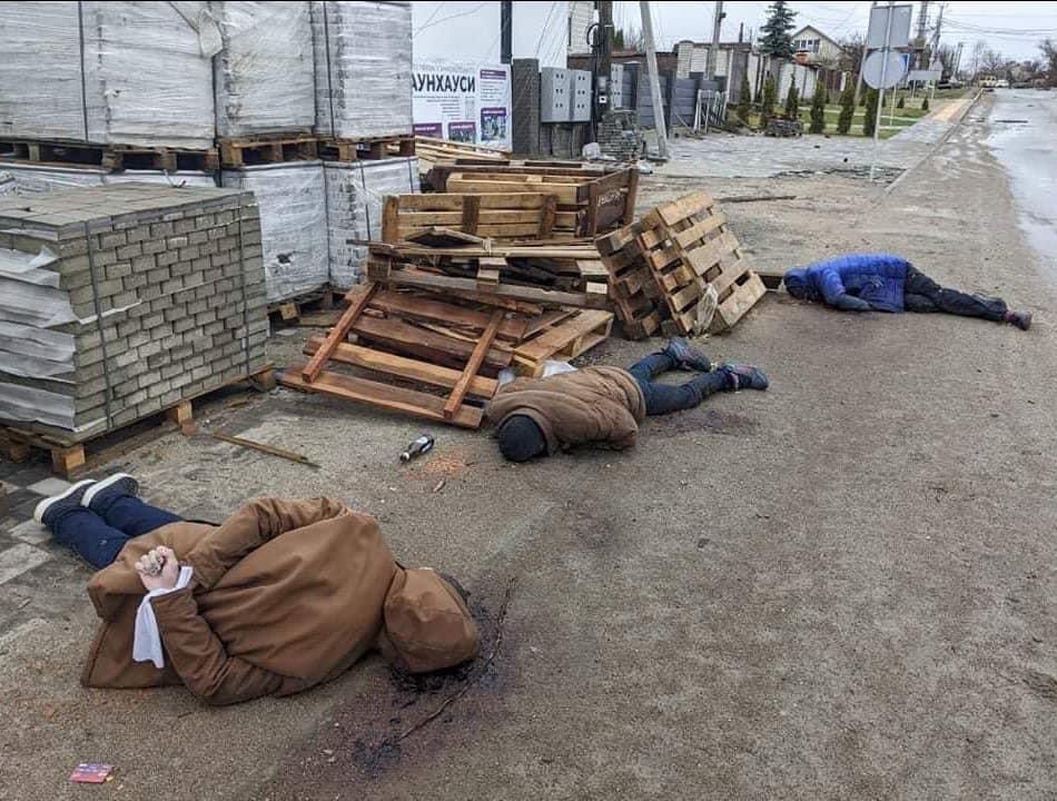 Тела мирных жителей, убитых российскими войсками, лежат на улицах Бучи