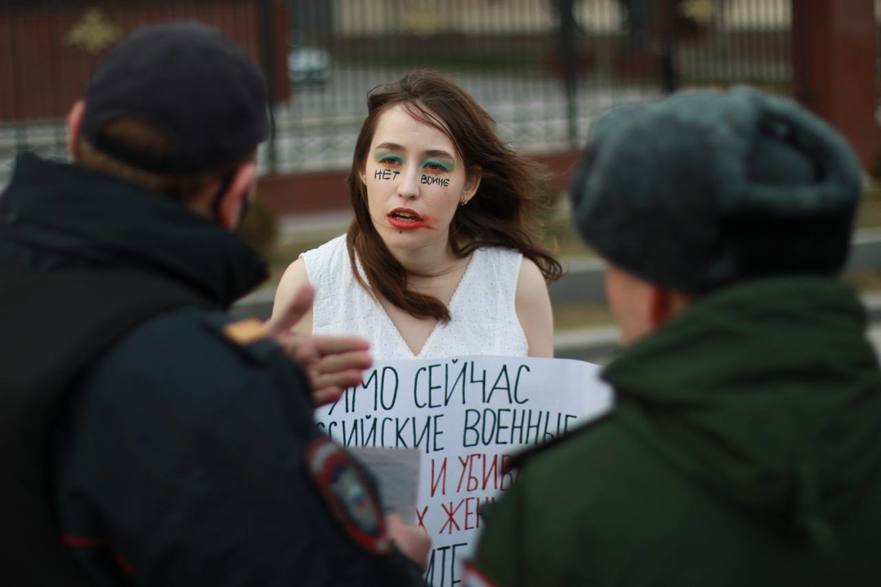 Пікет дівчини у Москві: “Російські солдати гвалтують та вбивають українських жінок”