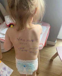 Украинские матери пишут послания на телах детей на случай, если сами будут убиты русскими