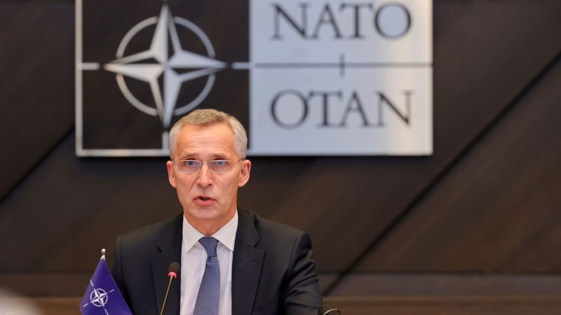 Генсек НАТО считает, что Украине нужно дать больше оружия
