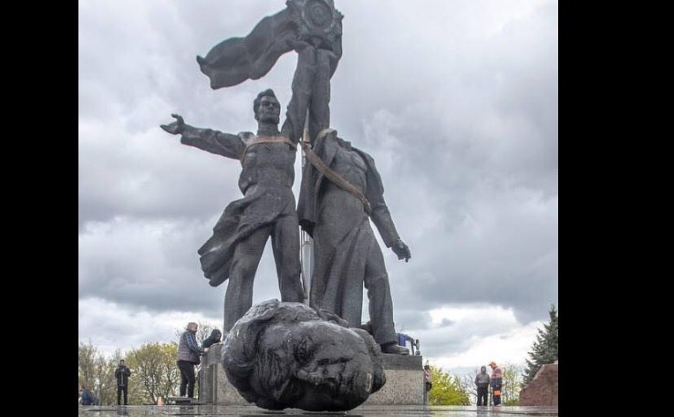 В Киеве демонтировали памятник “Дружбы народов” Украины и России