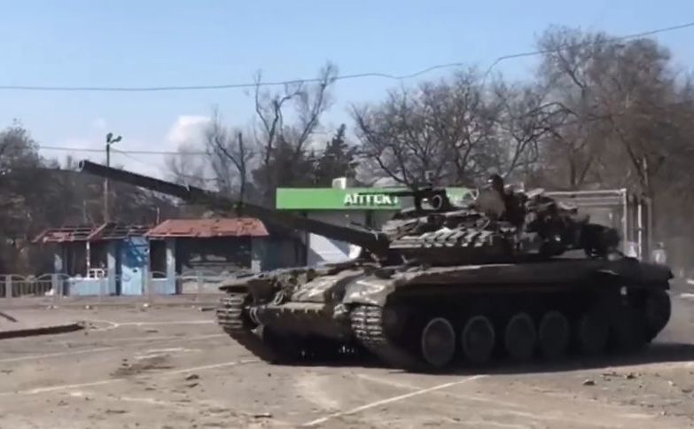 Как русские развлекаются в блокадном Мариуполе: Танковый дрифтинг