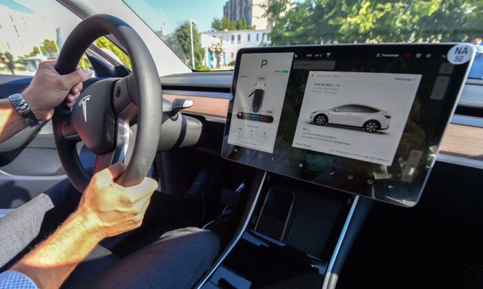 Tesla заперла водителя внутри прежде чем вспыхнуть, водителю пришлось выбить окно, чтобы спастись
