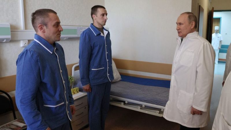 Путин впервые посетил российских солдат, раненных в Украине