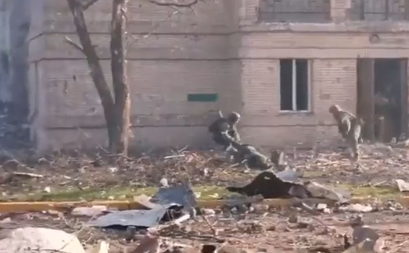 У “відвойованому” Маріуполі російські солдати все ще зазнають нападів на вулиці з боку українських військ