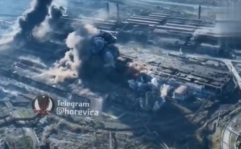 Кадры с беспилотника о нападении России на завод “Азовсталь” в Мариуполе, вопреки объявленному прекращению огня
