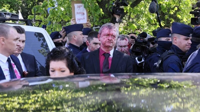 Росія “пояснила”, чому її посла в Польщі облили червоною фарбою в День Перемоги